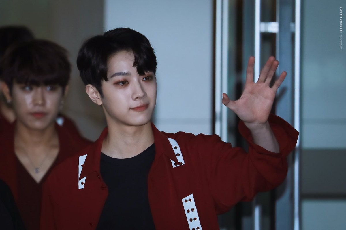 slightfever0923's tweet photo. 180610 팬싸인회 퇴근
#라이관린 #赖冠霖 #LaiKuanlin 
#워너원 #WANNAONE https://t.co/JcNAAwpIQs