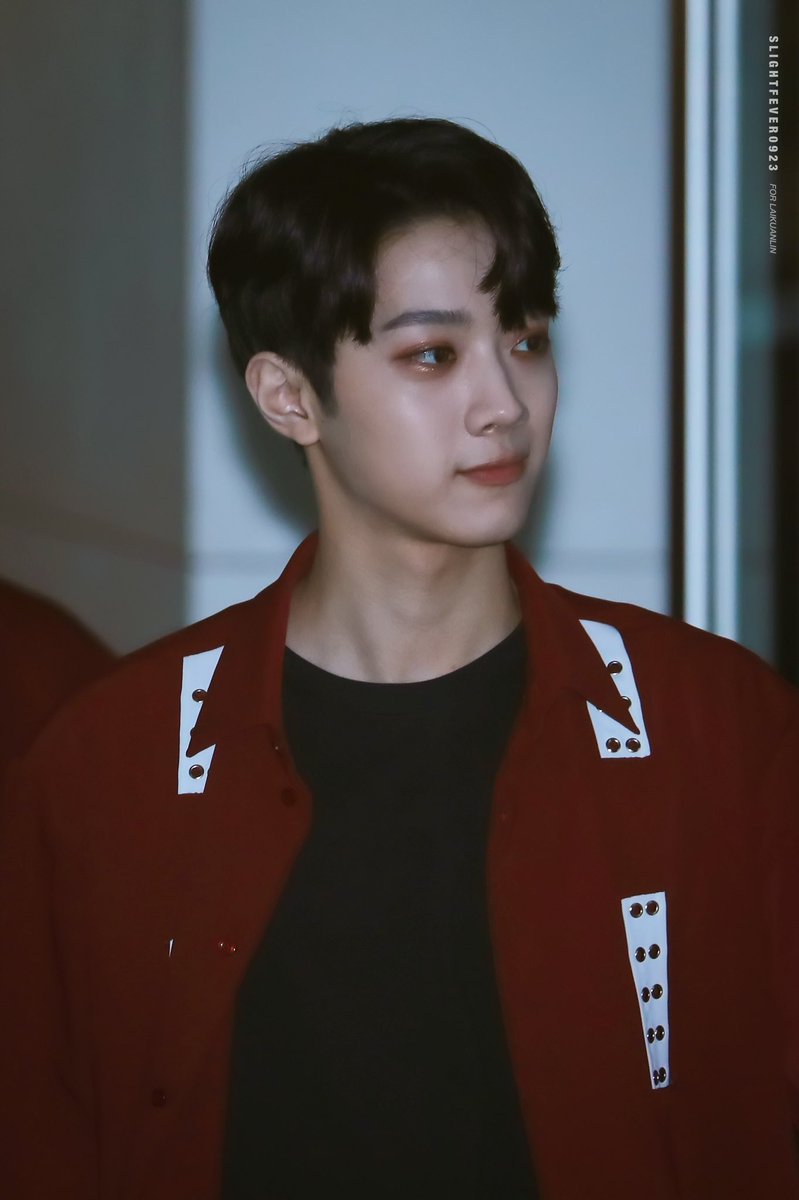 slightfever0923's tweet photo. 180610 팬싸인회 퇴근
#라이관린 #赖冠霖 #LaiKuanlin 
#워너원 #WANNAONE https://t.co/JcNAAwpIQs