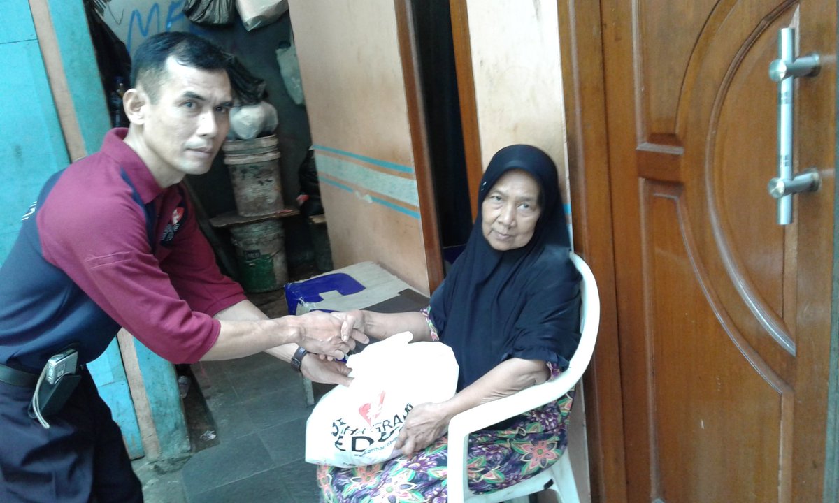 DSoetoto's tweet photo. Suasana pasar murah di kel Cipete Utara Jaksel tgl 30 Mei 2018
@agpeduli
@TamblingID
@agnezmo
#agpasarmurah
#PasarMurahAGP
#AGpeduli
#Pasarmurah https://t.co/BcxbFVLfpM