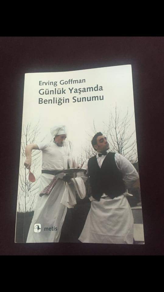 dusuncetrt's tweet photo. Aylık kitap analizi köşemizde bugün Erving Goffman imzalı "Günlük Yaşamda Benliğin Sunumu" kitabını konuşacağız. Konuğumuz Psikiyatr Levent Var... https://t.co/0ybe7skdDK