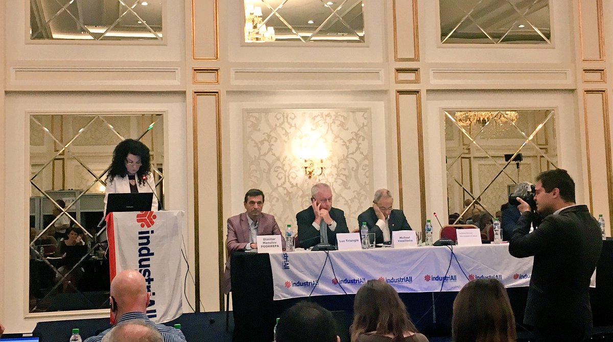 FemcaCISL's tweet photo. Il benvenuto a #Sofia da parte della viceministra del Lavoro e dei Segretari generali dei sindacati bulgari @PressKnsb e #Podkrepa. Comincia la due giorni del Comitato Esecutivo @industriAll_EU su diseguaglianze regionali e politiche salariali https://t.co/z2bOwnJcKA