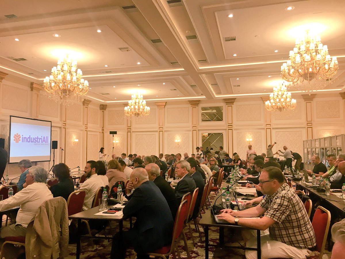 FemcaCISL's tweet photo. Il benvenuto a #Sofia da parte della viceministra del Lavoro e dei Segretari generali dei sindacati bulgari @PressKnsb e #Podkrepa. Comincia la due giorni del Comitato Esecutivo @industriAll_EU su diseguaglianze regionali e politiche salariali https://t.co/z2bOwnJcKA