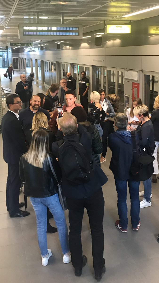 FredCherouvrier's tweet photo. Retour sur de beaux moments lors du live #4GMoments à @Toulouse dans le métro.
Une vraie réussite avec de chouettes personnes de toutes les équipes et, bien sûr, avec nos deux stars.

#4GOrange @emmanuelleberne https://t.co/aogpKLbH9c