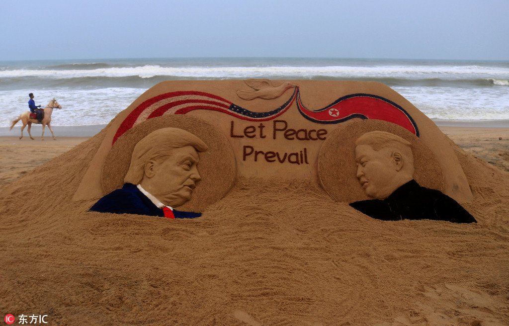 ChinaDaily's tweet photo. Indian artist Sudarshan Pattnaik created a sand art sculpture on the Bay of Bengal in Odisha, India before the #TrumpKimSummit, with a wish to “Let Peace Prevail.” (Photo: IC) https://t.co/Mxv0cvPHvf