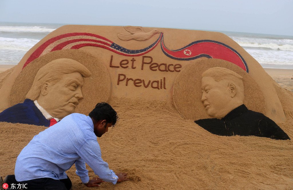ChinaDaily's tweet photo. Indian artist Sudarshan Pattnaik created a sand art sculpture on the Bay of Bengal in Odisha, India before the #TrumpKimSummit, with a wish to “Let Peace Prevail.” (Photo: IC) https://t.co/Mxv0cvPHvf