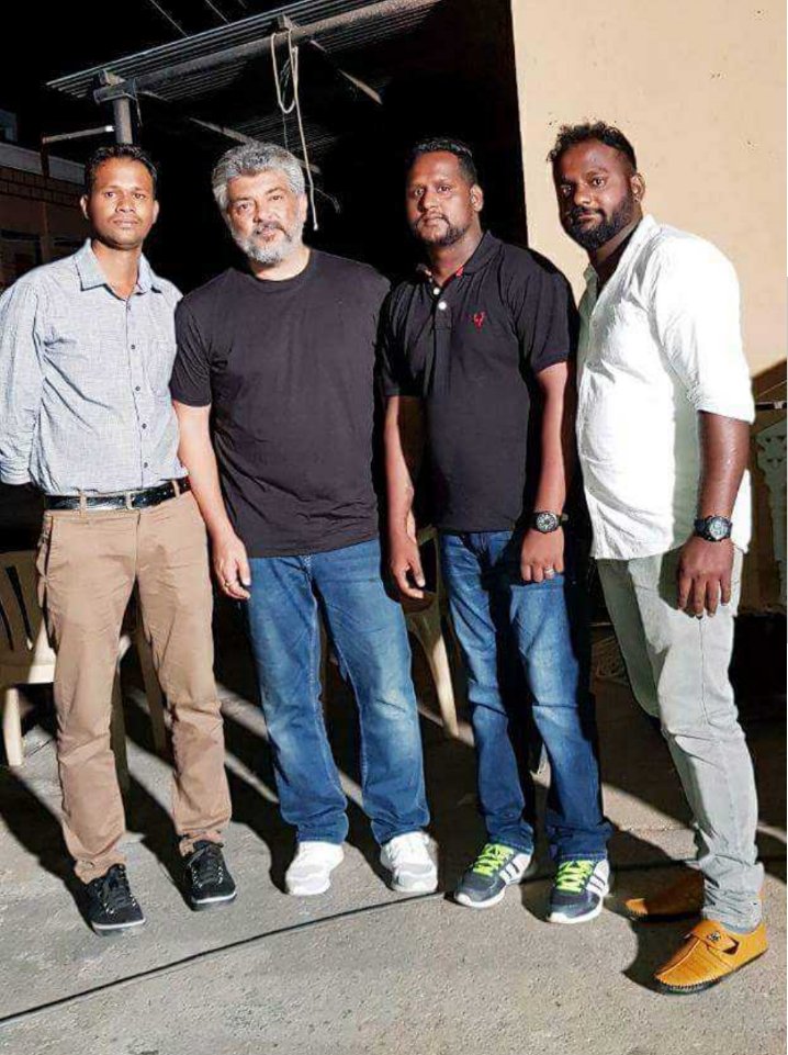 viswasam_fans's tweet photo. #Thala Ajith Sir with Fans #Viswasam https://t.co/YjQGaaeYSE