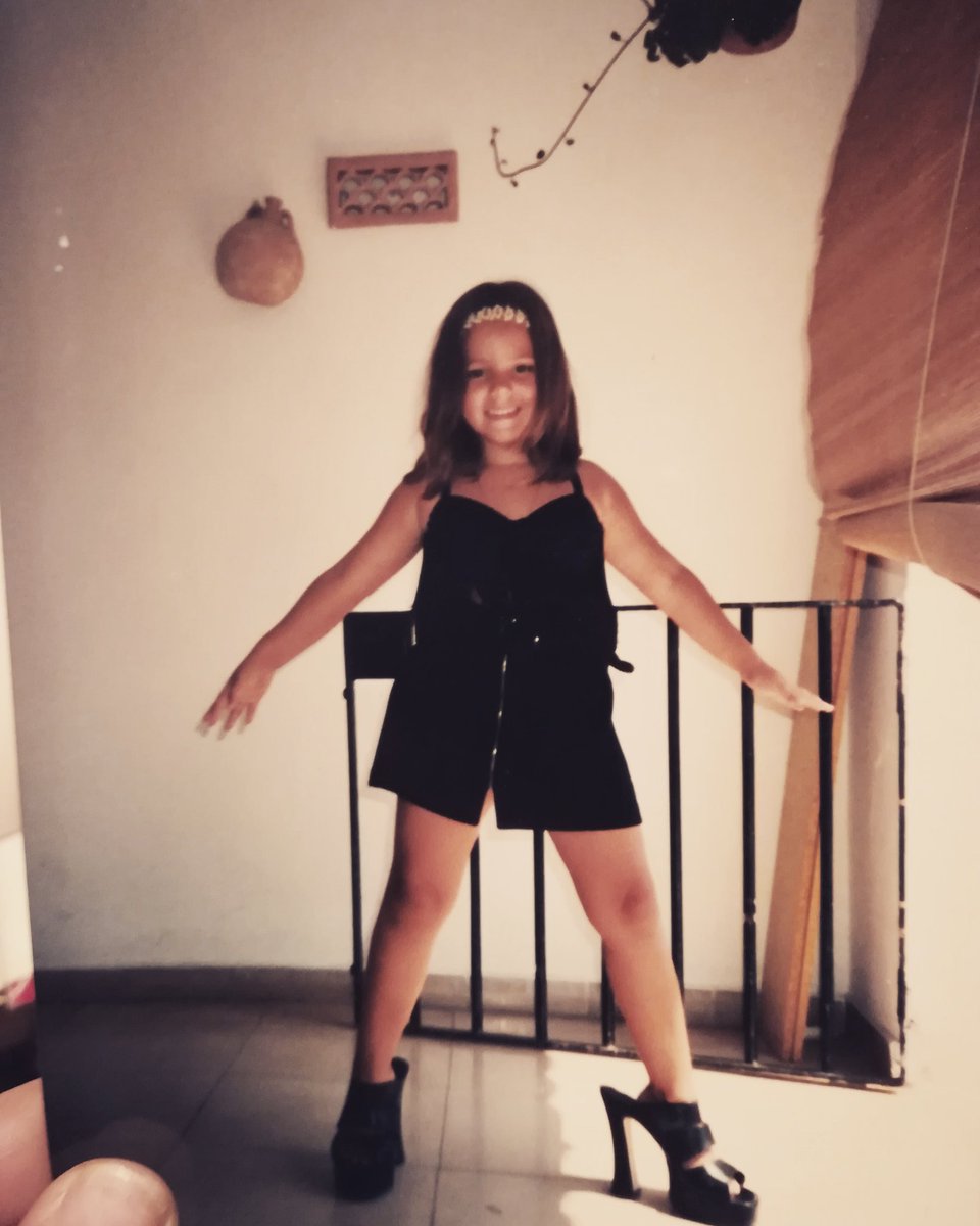 labandadelauli's tweet photo. Así recibía a los martes hace años: travestida y contenta. #buenosdias #gotuesday https://t.co/3i2Ba0YtU2