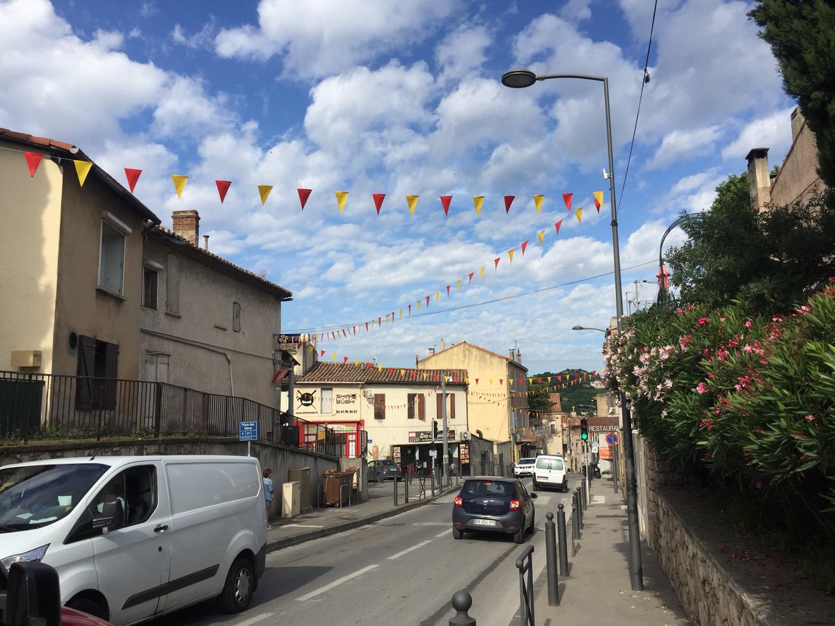 #ChateauGombert Le village décoré avec les banderoles de drapeaux, merci aux jeunes du groupe #StEloi de cet effort pour faire une belle fête