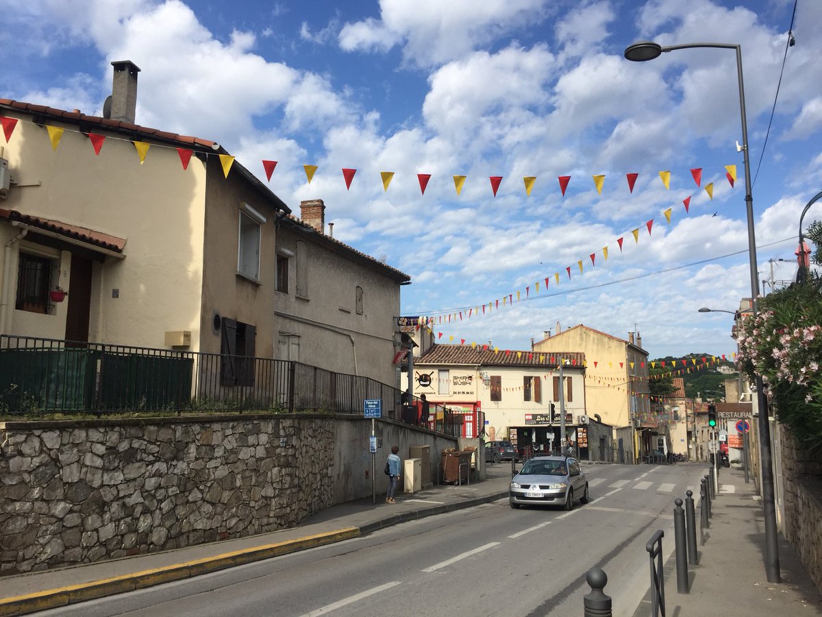 C_Masse13's tweet photo. #ChateauGombert Le village décoré avec les banderoles de drapeaux, merci aux jeunes du groupe #StEloi de cet effort pour faire une belle fête https://t.co/1w1VqD4V3N
