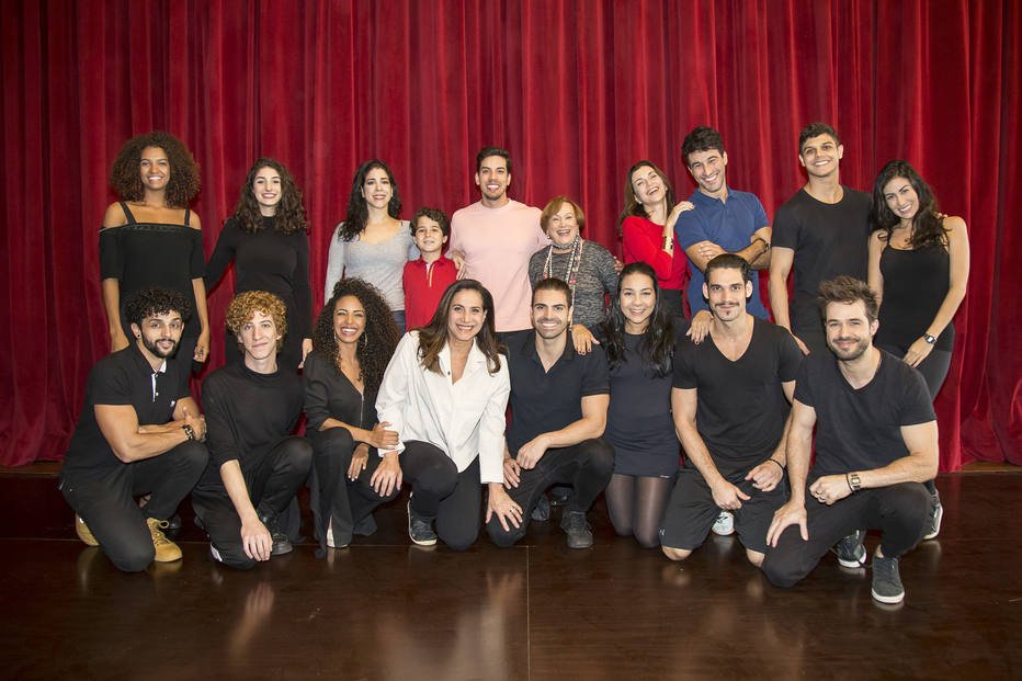 moellerbotelho's tweet photo. Musical Pippin ganha nova versão com Felipe de Carolis (Pippin), Totia Meireles (Mestre de Cerimônias), Adriana Garambone (Fastrada), Jonas Bloch (Carlos Magno), Cristiana Pompeo (Catharina), Nicette Bruno (Berthe), Guilherme Logullo (Lewis) e Luiz Felipe Mello (Theo). https://t.co/ULFd7rSXmn