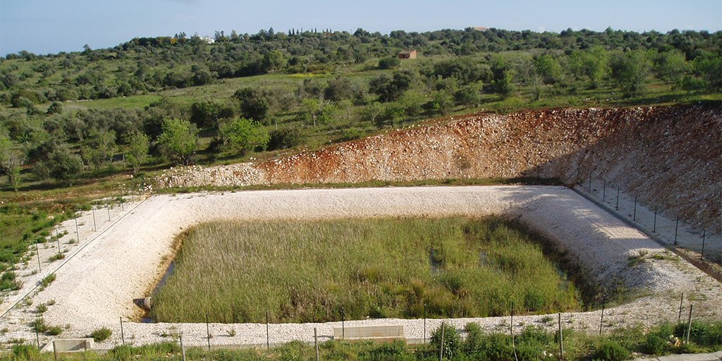 ferrovial_es's tweet photo. ¿Sabías que en la gestión de autopistas #Cintra siempre lleva a cabo distintas medidas de protección de las aguas? Te mostramos algunas de ellas: https://t.co/7zk55BCihp https://t.co/R2N6iDg5ff