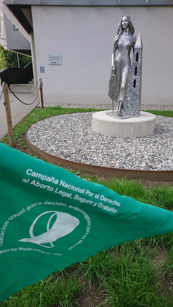 Señorías, #VotenAbortoLegal 💚 las calles ya han hablado tiñendo de verde Argentina y el mundo.

Desde los alpes, en el pueblo minero de Leoben, Santa Barbara y su espada apoyando la lucha feminista.

#AbortoLegalOClandestino?
¡Qué sea ley! #AbortoLegalYa seguro y en el hospital.