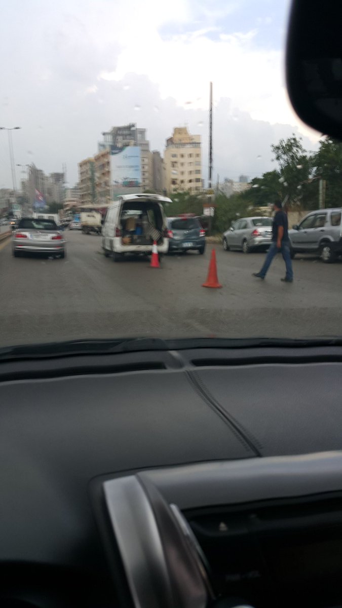 LebaCid1's tweet photo. @tmclebanon طيب معقول في 3 منن بنص الطريق و ولا حدا واقف او معو راية تتطلب من السائقين التخفيف ؟؟! العائقة قبل و بعك الفان مش واضح و مش مقبول #اوجيرو https://t.co/dBrFVEgMnQ