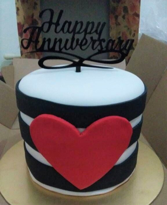 JakartaCakes's tweet photo. Bentuk unik dari cake anniversary nuansa hitam putih dengan hiasan bentuk hati yang merah besar dan mencolok <3 

https://t.co/QmvMXWZB74 https://t.co/4nVxlYbyrj