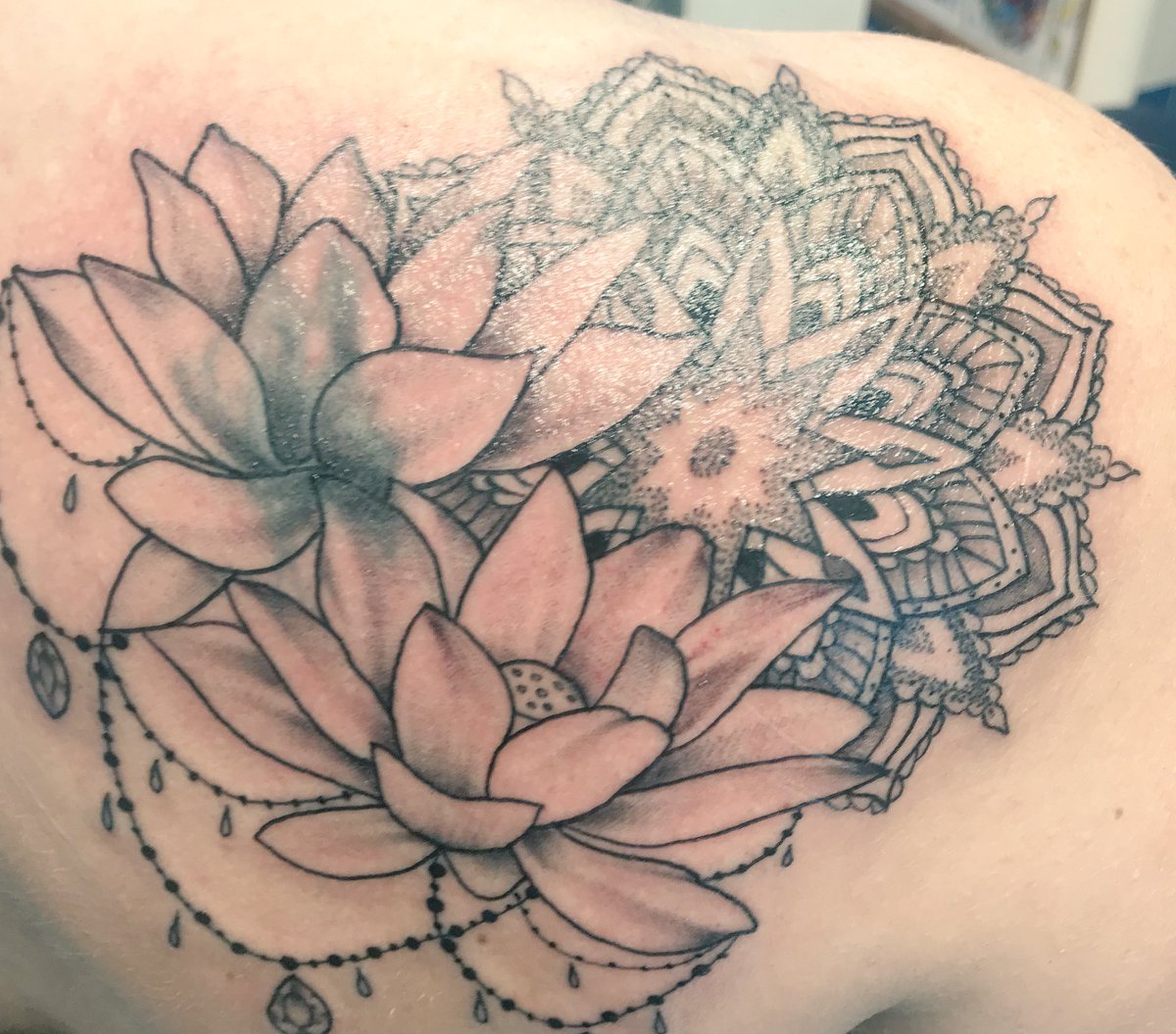 clairerichie's tweet photo. spending 2hrs being worked on by the lovely @allycattattoo was the most relaxing few hours i’ve had in weeks 😂😴💕 #colournext #lotus #mandala #coverup https://t.co/erEvYTAJt1