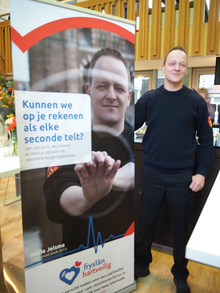 Reanimatie-burgerhulpverlener en brandweerman Walle Jelsma staat trots naast zijn banner! Kunnen we ook op jou rekenen als elke seconde telt? Help mee en kijk op fryslanhartveilig.frl #doemee #fryslanhartveilig