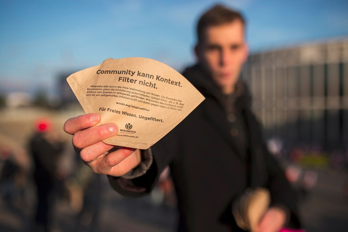 WikimediaDE's tweet photo. Heute ist #SaveYourInternet-Aktionstag! Wir teilen heute Infos darüber, warum #Uploadfilter und #Leistungsschutzrecht, die in der EU-#Urheberrechtsreform vorgesehen sind, verhindert werden müssen. Werdet laut! https://t.co/bPoxPLMGsQ #fixcopyright #nouploadfilter °li https://t.co/1BsC9dS9db
