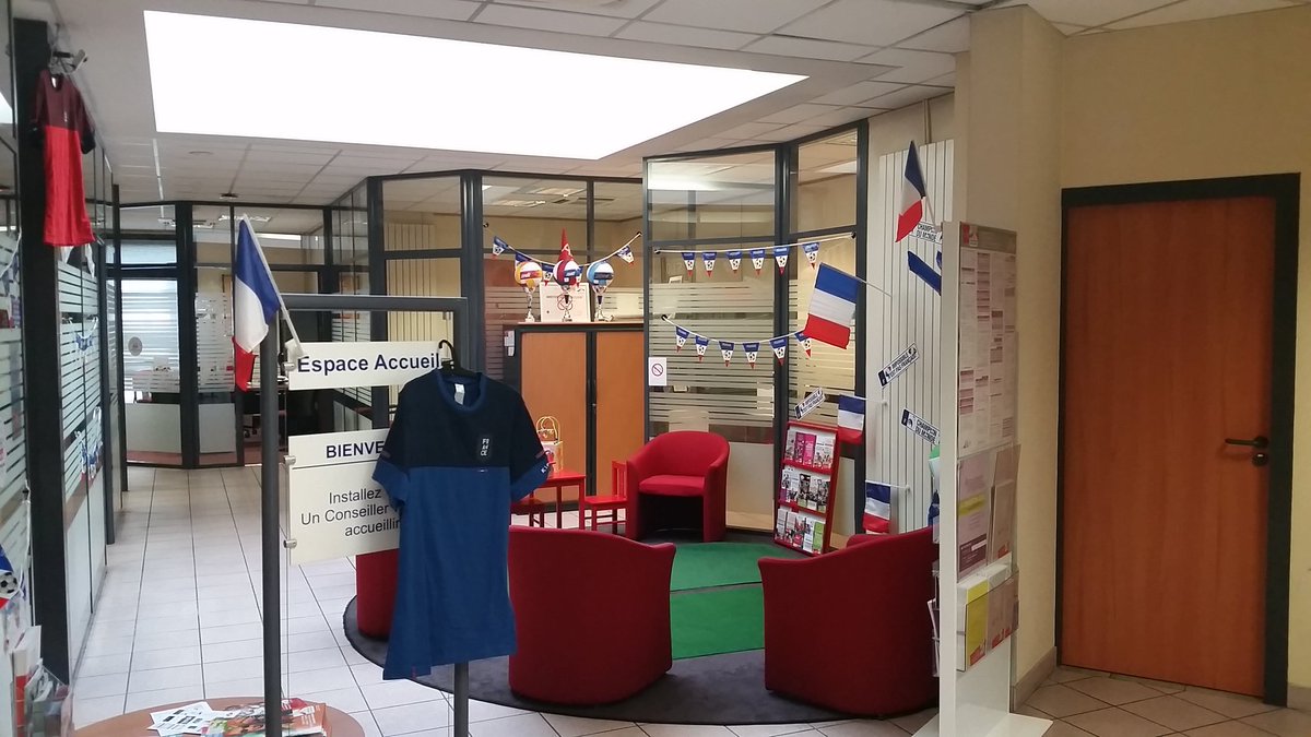 anneval13's tweet photo. L'agence de La Teste de Buch aux couleurs de la coupe du monde! https://t.co/82rE1E8XQW