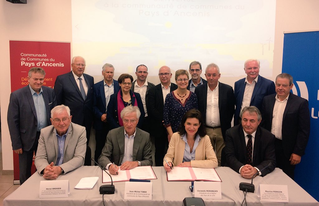 MauricePerrion's tweet photo. Signature avec @C_MORANCAIS &amp; @jmtobie du Contrat Territoires-Region 2020 de la CC du Pays d’#Ancenis. Ce sont 3,36 M€ au service du territoire. Le projet du @cinema_Eden III est un bel exemple de cette contractualisation des @paysdelaloire pr r��pondre aux besoins des ligériens. https://t.co/v0DqtKoNwz