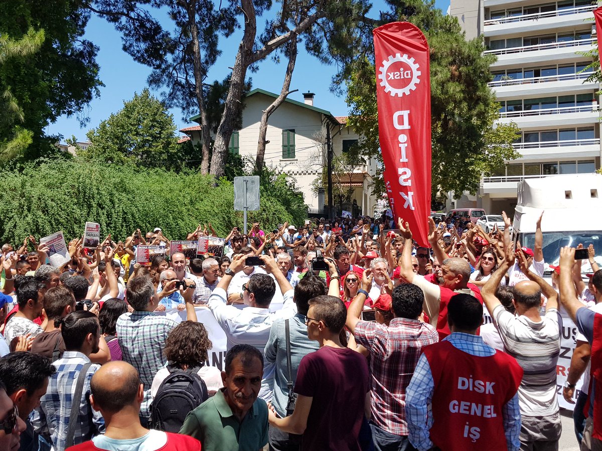 MuratCepnii's tweet photo. 15-16 Haziran direnişi işçi sınıfının birleşik ve yıkıcı gücüdür. Sermaye diktatörlüğünü aynı ruhla yerle bir edeceğiz. Direne direne, birleşe birleşe kazanacağız. Ege işçisi yalnız degildir. https://t.co/D5cAZrDIex