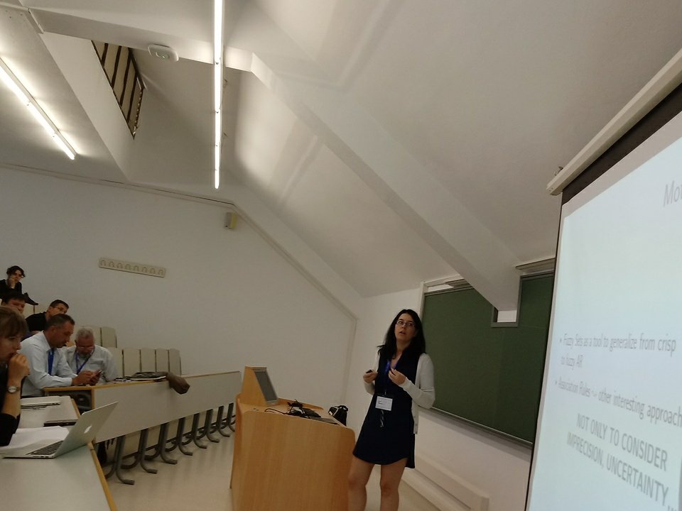MCIS_Cadiz's tweet photo. María Dolores Ruíz presentando su trabajo titulado "Fuzzy methods and Association Rules Mining" #IPMU2018 https://t.co/XJiUfEg58V