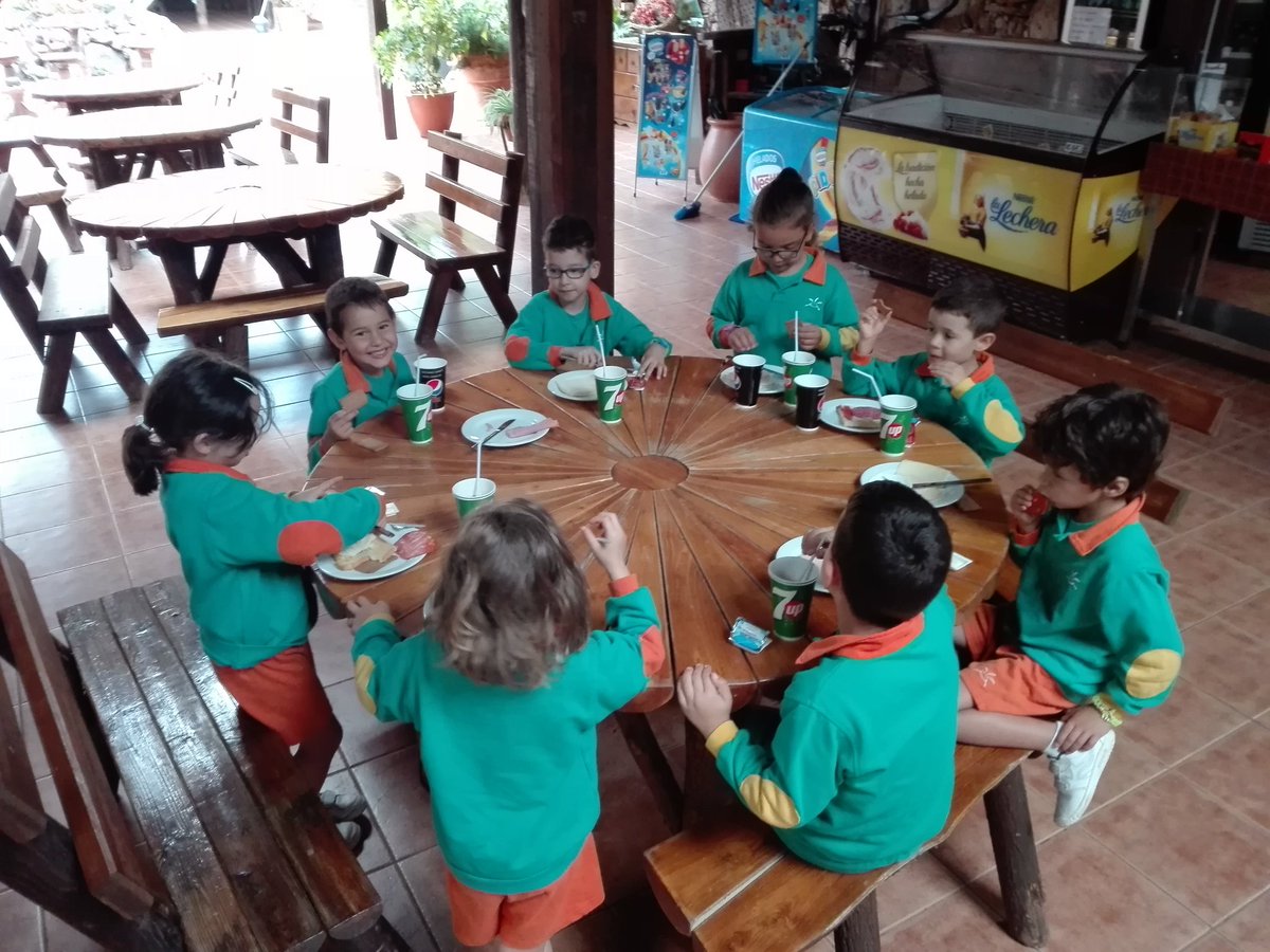 P5Bsmdlv's tweet photo. ¡Buenos días mundo! Después de haber dormido todos del tirón, vamos a coger energías para este día lleno de aventuras. 🐙🐙🐳🐳 @Natalia_Nazaret @NazaretArrecife #Colonias2018 https://t.co/ugKe0zmzfx