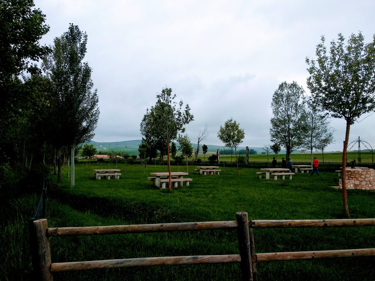 Hola tamboriler@s!!! 

Este año, además de disponer de la tradicional zona de acampada, contaremos con una nueva, en el "prao de los Cubillos", a 780 metros del pueblo.

¡Nos vemos en las calles el sábado!

#Teruel #Territoriodefestivales #Tamborile #Musicadecalle