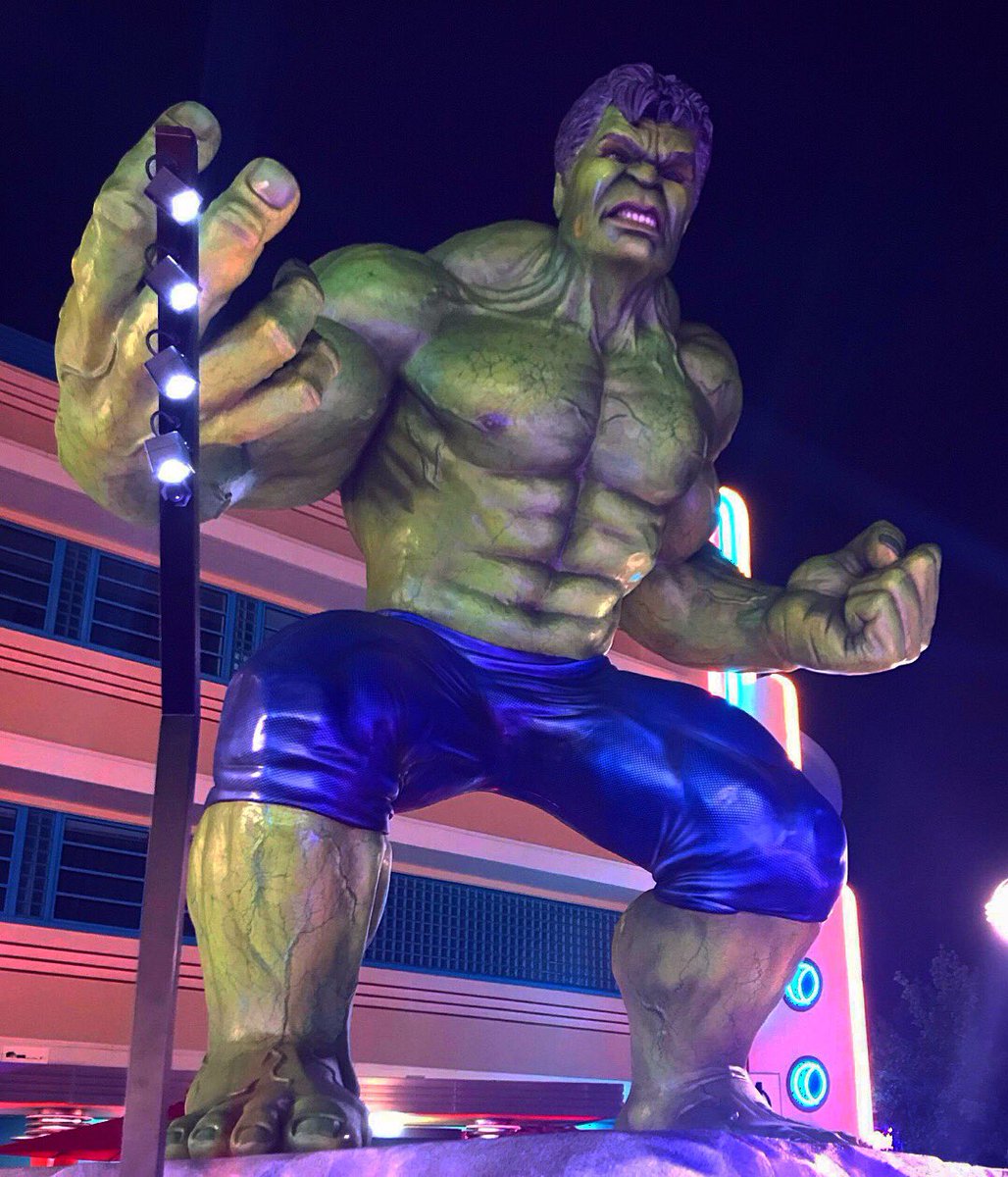INNLED's tweet photo. TecnoPAR 2 &amp; Hulk 🎆✨💡 

#DisneylandParis #led #marvel #light #superheroes #events https://t.co/lWeGljHAne