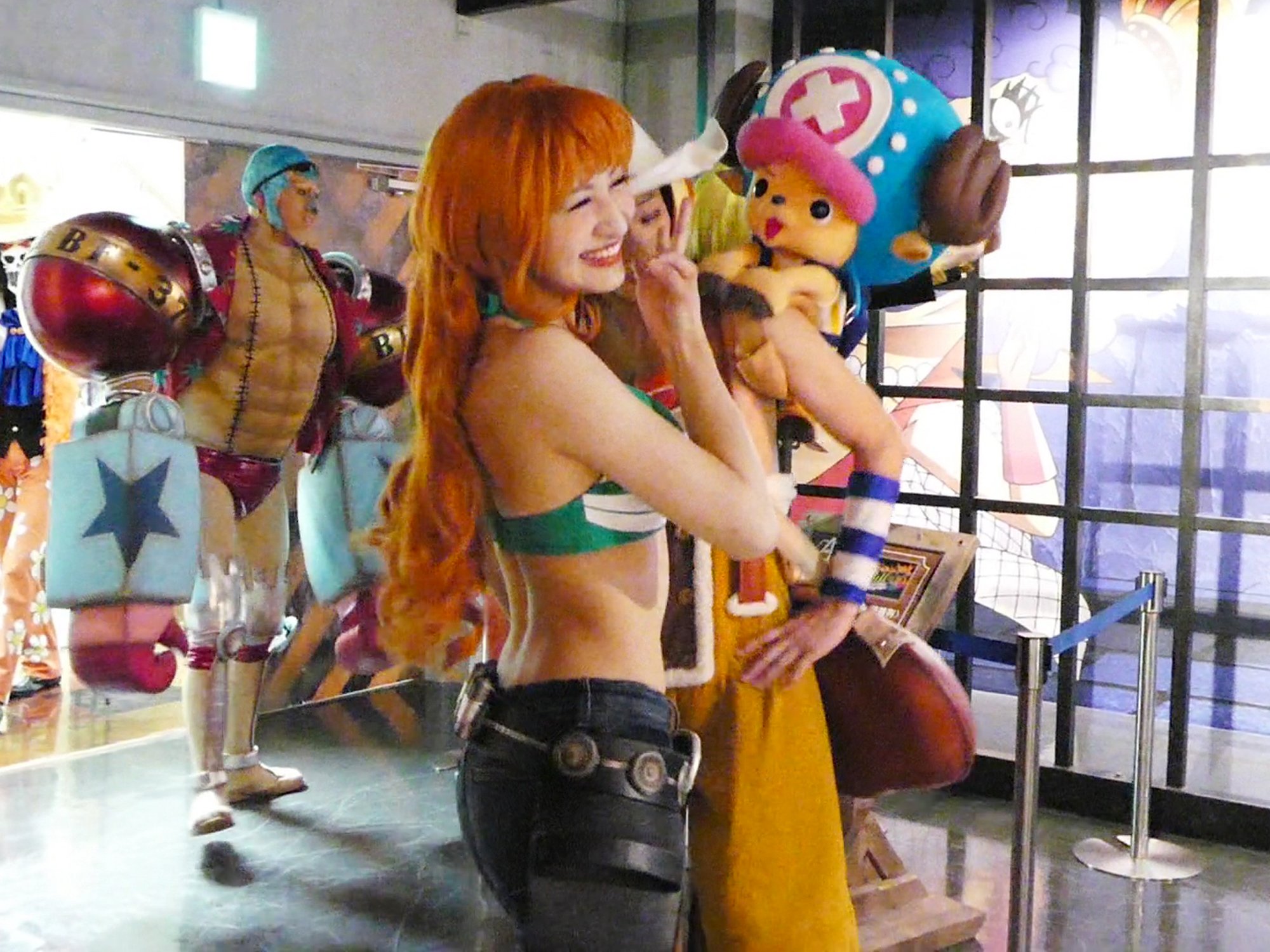 あゆ 餃子は正義 6 12東京ワンピースタワー 麦わらの一味お散歩 可憐にベリーポーズ決めてる齋藤ナミの足を金田ウソップが踏んだ疑惑ww スンッ てチョッパーのせいにしてるwww 問答無用で制裁されて ごべーーん D Www T Co