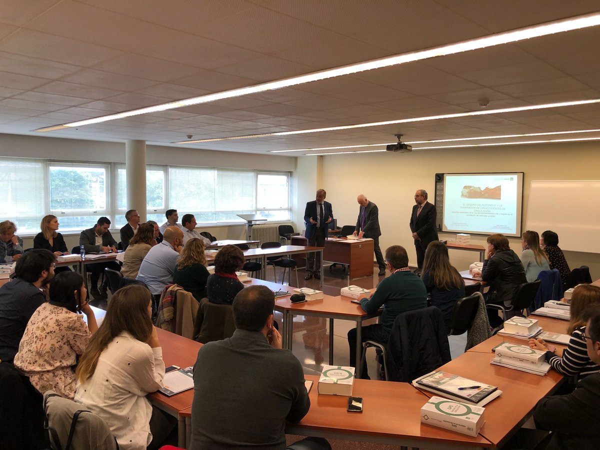 FundacionInade's tweet photo. Comienza el #AulaInade en la @UDC_gal sobre tramitación de accidentes y seguro del automòvil. https://t.co/hFr1xybNxc
