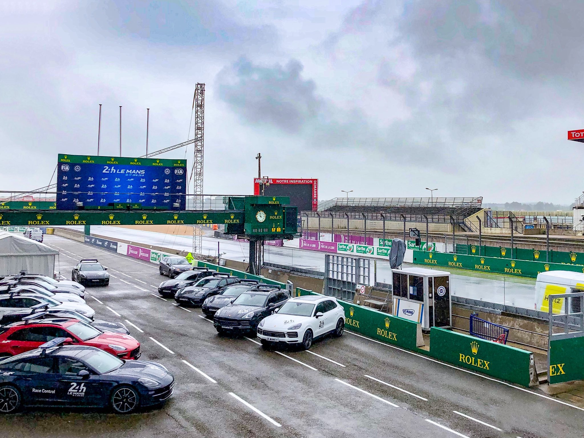 Toyota Gazoo Racing Twitter पर サルト サーキットからおはようごさいます 今朝も雨のル マンです 写真は サルト サーキットのホームストレート 1枚目が最終コーナー方面 2枚目が1コーナー方面 表彰台がピットレーンの上にあるのもル マンならでは です