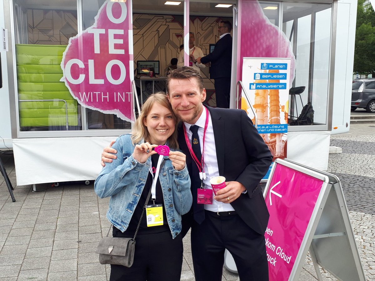 iLoveOpenStack's tweet photo. Endlich ist die Laura von #TechBoost und baut mit uns ein #Torrelay frei nach #EdwardSnowden #telekomwall https://t.co/7efHHzANtF