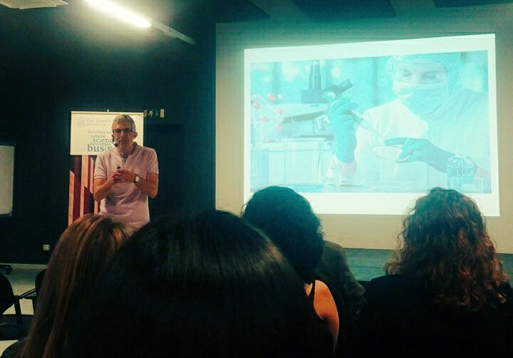 begofsimon's tweet photo. 📷 ''No més fotos de laboratori, si us plau''. Seguim aprenent! Avui #comunicació científica de la mà del periodista @chemacarrasco. https://t.co/Vshnn5KgV5
