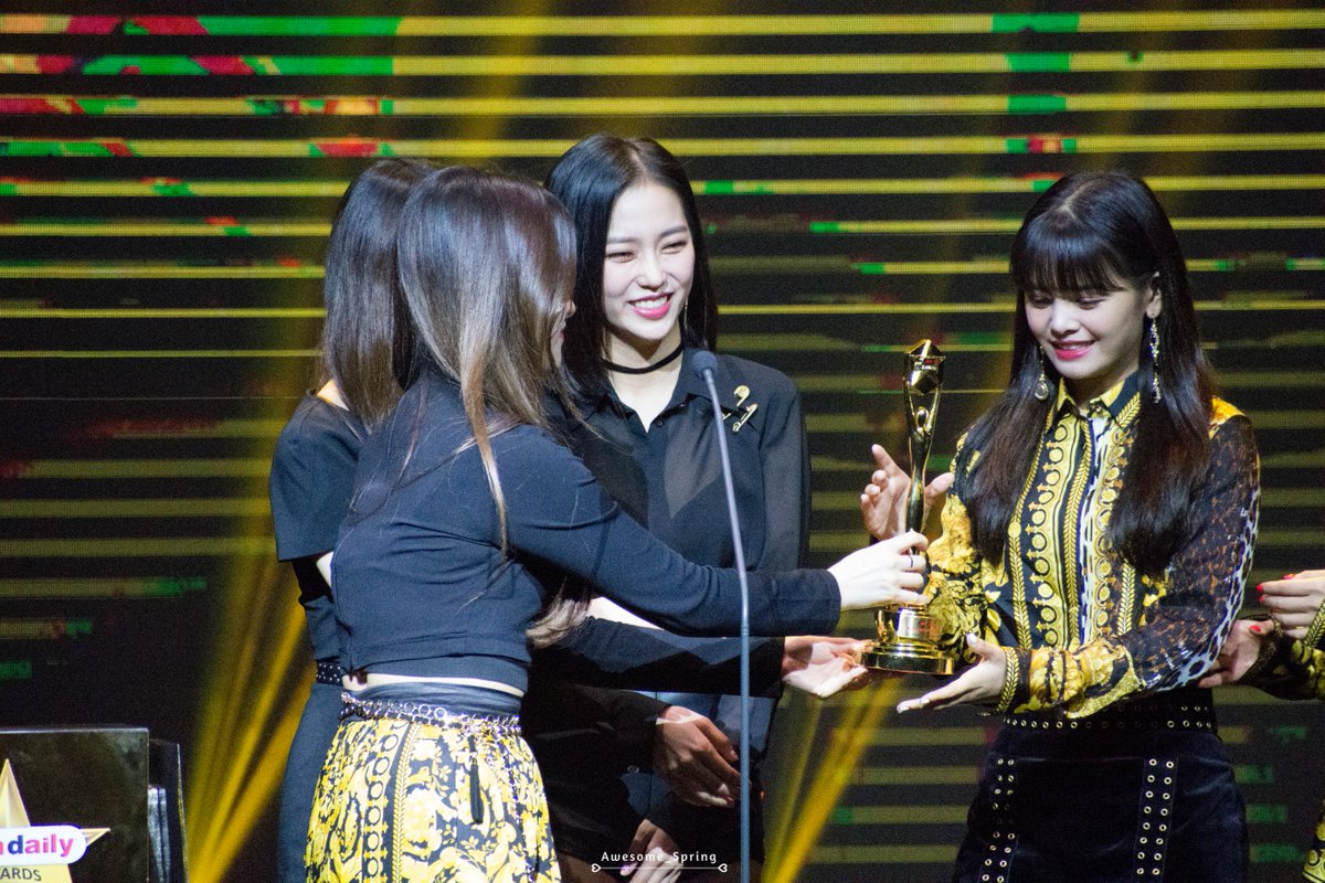 Awesome_Spring's tweet photo. 180518 CLC at  Dara Daily Awards 2017 (1)

#CLC #씨엘씨 #WelcomeCLCtoThailand 
#daradailyAwards7 #DDA2017 https://t.co/yD31AytSHn
