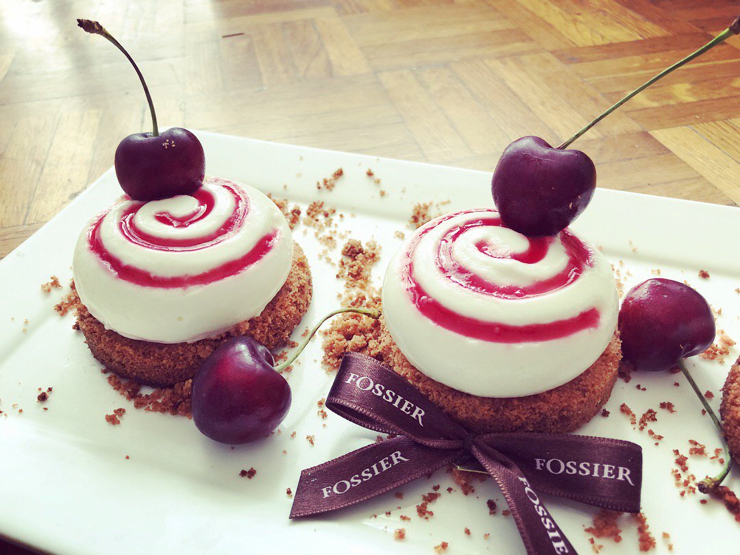 Profitons des cerises ! #cheesecake sans cuisson cerise &amp; #BiscuitsRoses de Reims <a href="/MaisonFossier/">Maison Fossier</a> ▶️▶️bit.ly/2JEDkB5