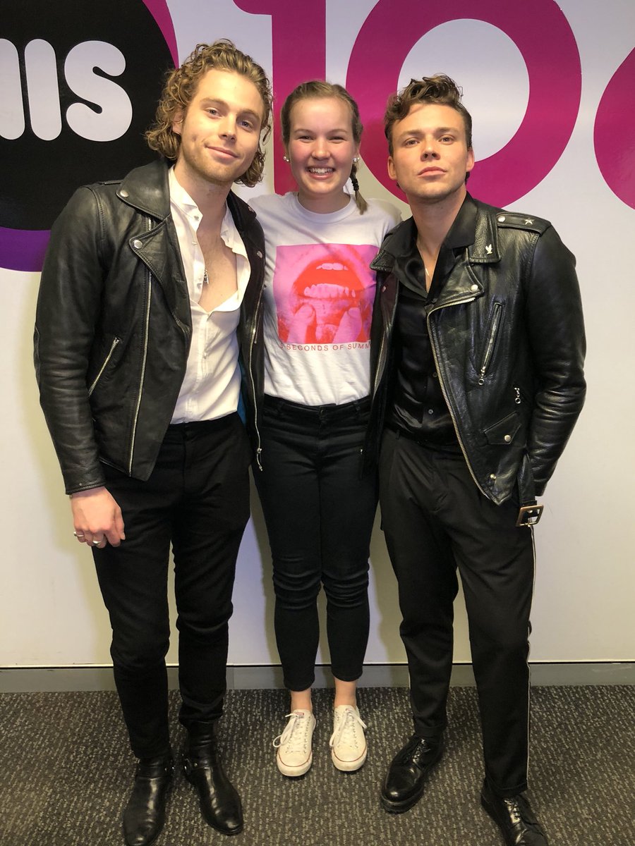 emmie_b98's tweet photo. This was the most incredible moment of my life! Thank you so much for making all of my dreams come true💞 Oh and shoutout to Luke for drawing my tattoo❤️❤️ #5yearsofloving5SOS 

https://t.co/eAi0mAxcO7 😱 https://t.co/JnjRQaH6RU