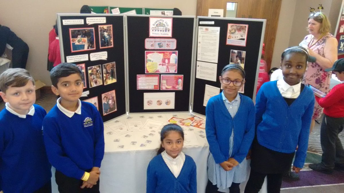 Rowlatts_TMET's tweet photo. ✨Pupils at the Eco-schools and Food for Life Celebration Event show casing the work they have been doing around healthy pack lunches 👏🏻👏🏻#rhscience #rhphse #healthyliving #foodforlife https://t.co/aAPbxGSVbn