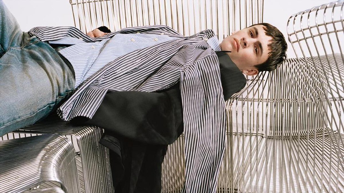 summum's tweet photo. La insólita prenda de Gvasalia está dando mucho quie hablar #moda #estilo #lujo #lifestyle #BaLENCIAGA #diseño #fahison https://t.co/I0oyWV1p3v https://t.co/dVetmZnXbD