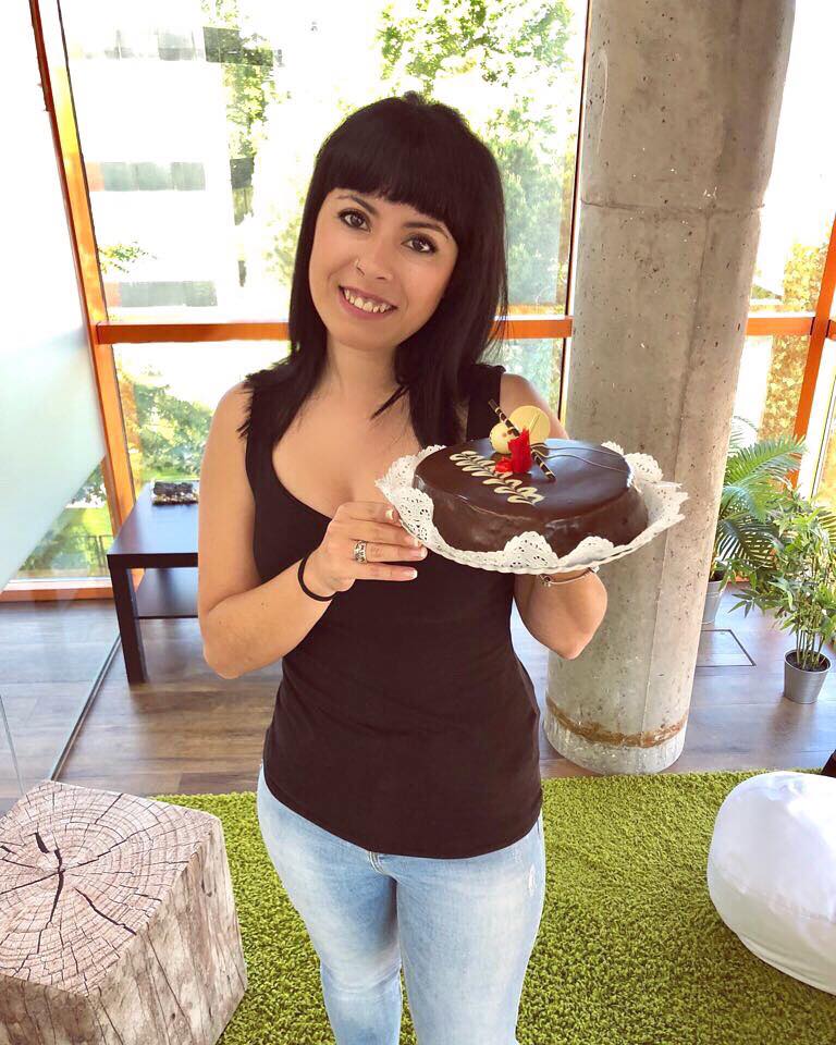 apachebyllyc_'s tweet photo. Hoy celebramos que Rocio, nuestra Paid Media Specialist, lleva en #Apachemediagroup 1 añito!!🎉 Que sean muchos más!!!👏👏
#apacheteam #apacheversario #apache #tribuapache #TheApachetribe #1añito #aniversario #digitalmarketing #paidmedia #agency #anniversary https://t.co/PBt8SmyU6h