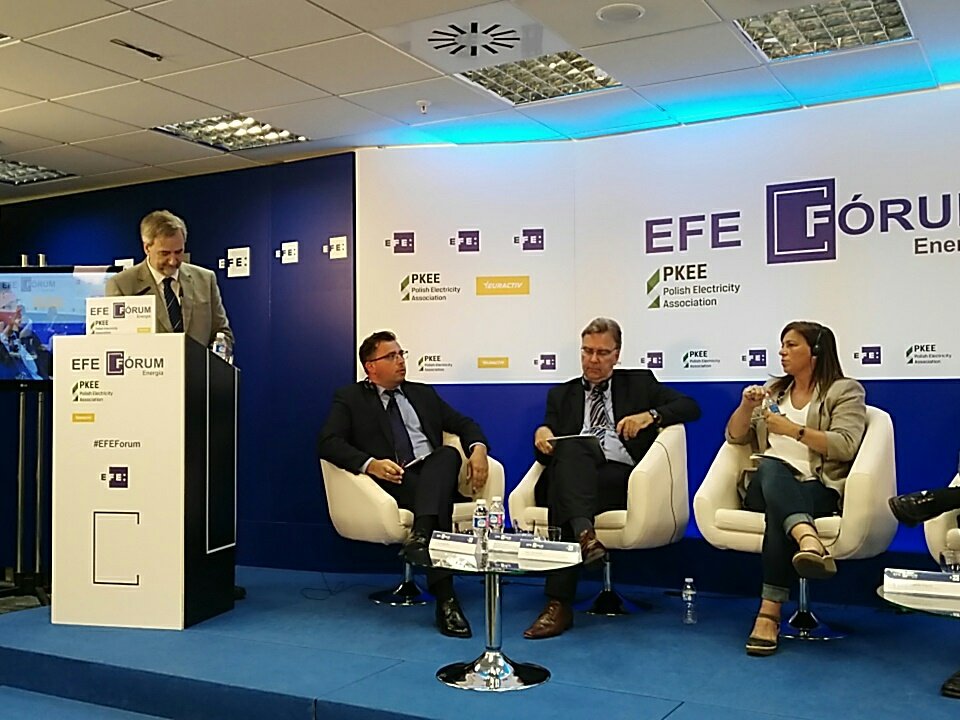 Ecooo_'s tweet photo. «No sólo necesitamos energías limpias sino también mercados limpios».
@PedroPabloGMay, moderador de este #EFEforum, da una de las claves por las que en #ecooo sólo entendemos la transición energética desde el #MercadoSocial https://t.co/NXogC9jKjN