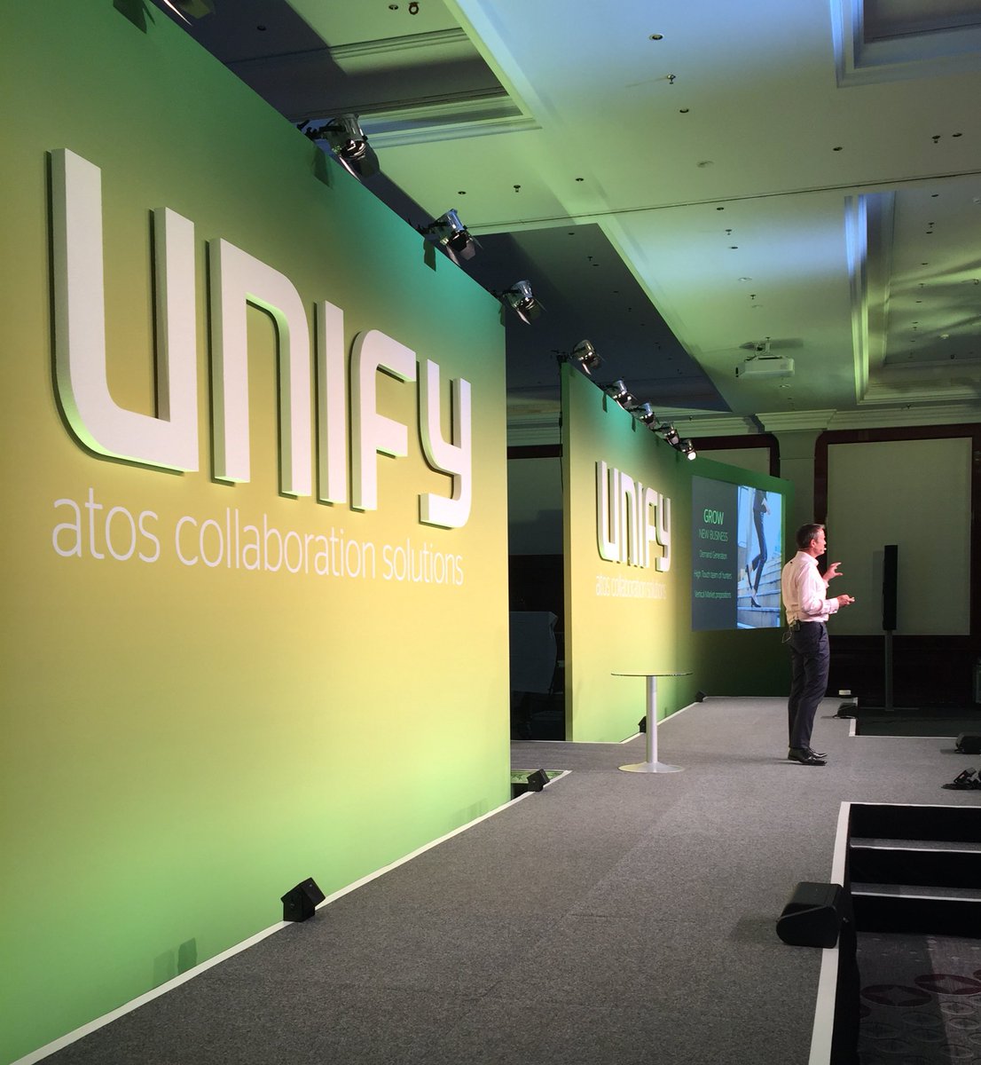 Rehearsing for @UnifyCo #UPC18Berlin tomorrow. <a href="/SSkellon/">Simon Skellon</a> bathed in green, finesses his keynote.