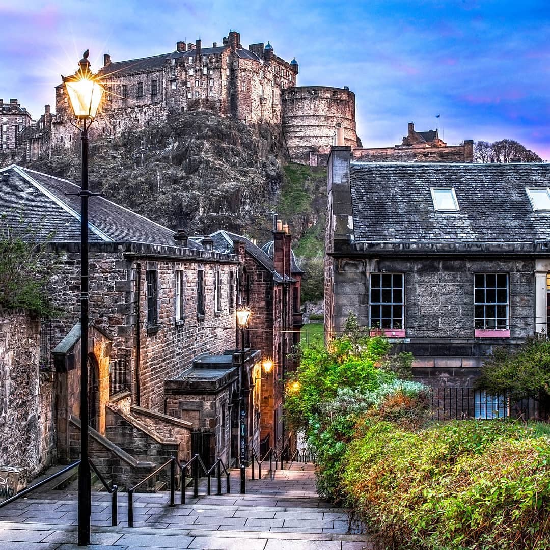 Sometimes the classics are the best, just like this shot from the Vennel in #Edinburgh! 😍 #ScotlandIsNow 📷 Instagram.com/ynneb26