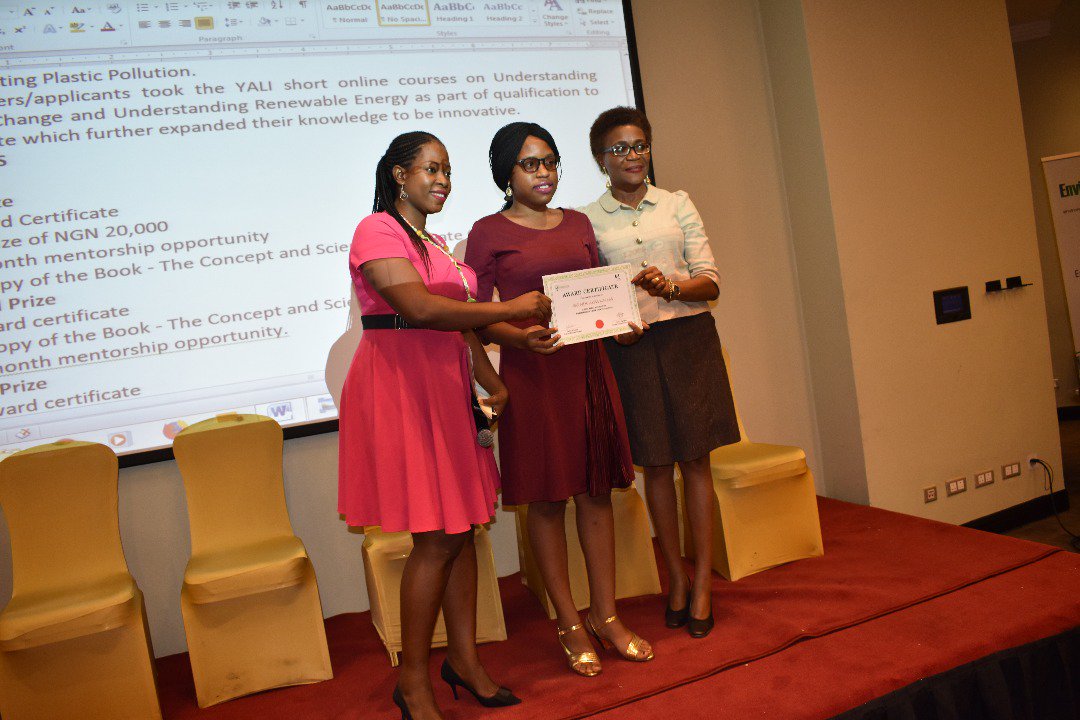 enercate's tweet photo. Last week, we presented a cheque of NGN20,000 to our first place winner of the #Write4Climate Essay competition. Sonia Ugwunna @Soniaryde is a 17 year old girl who has developed a brilliant idea for recycled shopping bags. She will also receive mentorship from @RecyclePointsNG https://t.co/IypvGCYe49