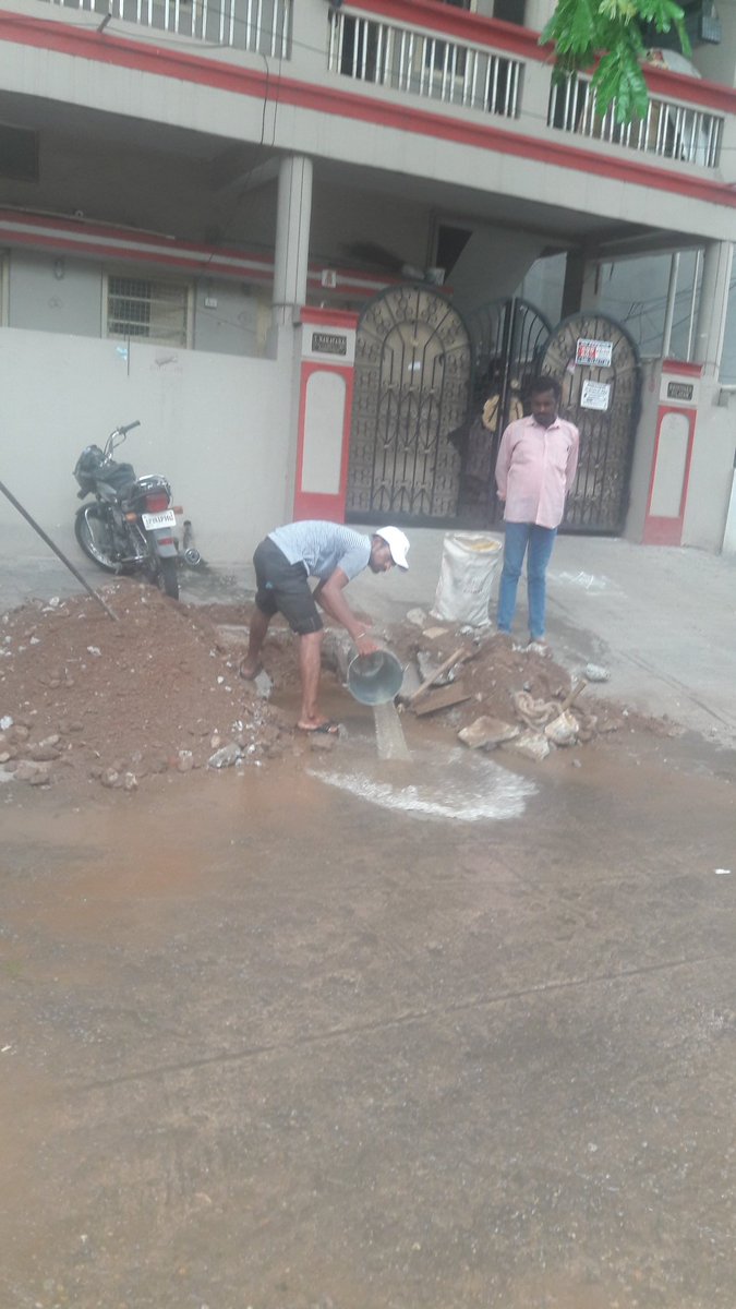 hmwssbmgrbotclb's tweet photo. Sir,Attending water leakage at BOB colony under Boatsclub section https://t.co/M30NrJa96G