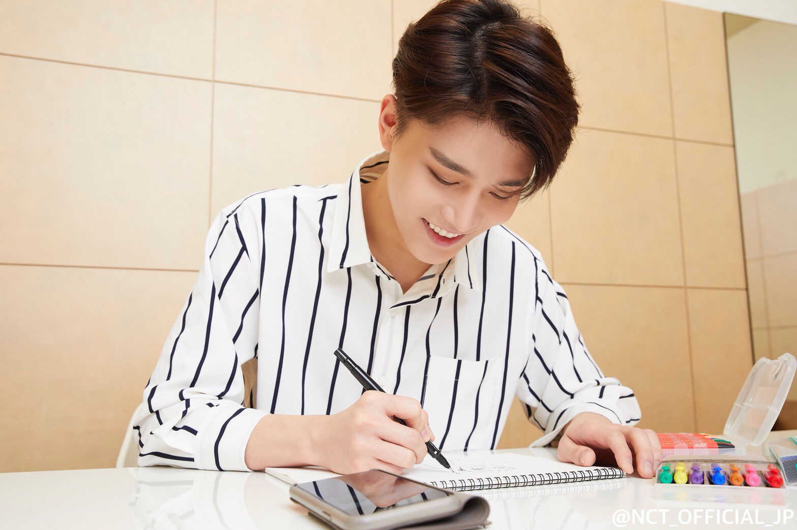 Nct Official Jp テイルの似顔絵待受づくり Nct 127 Japan Showcase Tour Chain 企画 第4弾を公開 テイルが描いた個性あふれるイラストはメルマガサイトでチェックしてください 似顔絵待受も配信中 T Co Pjgfvxw5o2 Id パスは