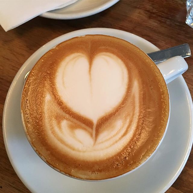 beanbasticoffee's tweet photo. Nur noch 5-6 Tassen Kaffee und ich kann wieder einen zusammenhängenden Satz sprechen ☕️🤓 #coffeelover #coffeetime #instacoffee #coffeegram #beanbastic #specialtycoffee #jamaicabluemountain #hawaiikona #pourovercoffee #homebarista #thirdwavecoffee #thankstocoffee #manmakecof… https://t.co/Q8GaSWAZVu