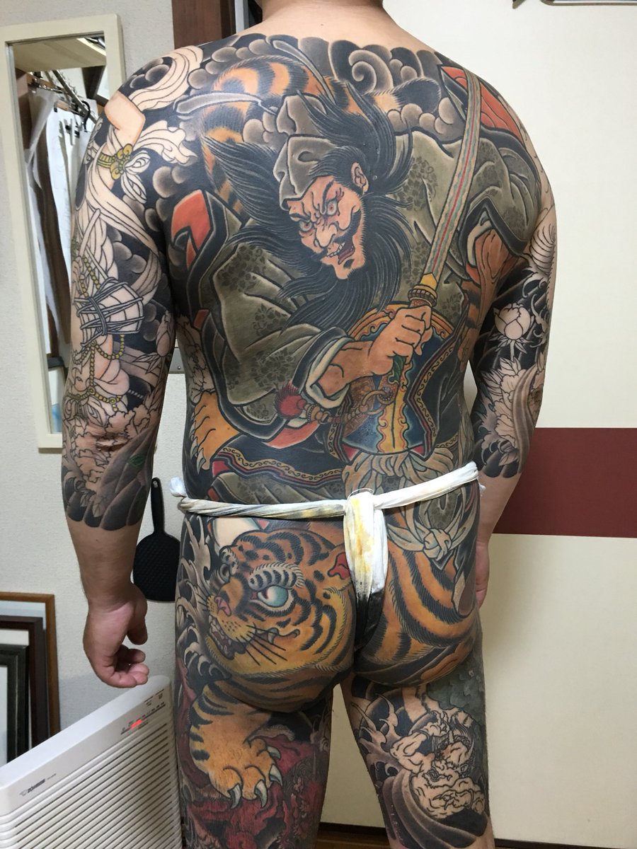 彫和舜 Washun かなり進みました 職人さんなので今の時期は現場で動ける様に手彫りでダメージ最小で彫ってます 腰から下の額が手彫りです 刺青 和彫り 額彫り 鍾馗 機械彫り 手彫り 背中一面 三軒茶屋