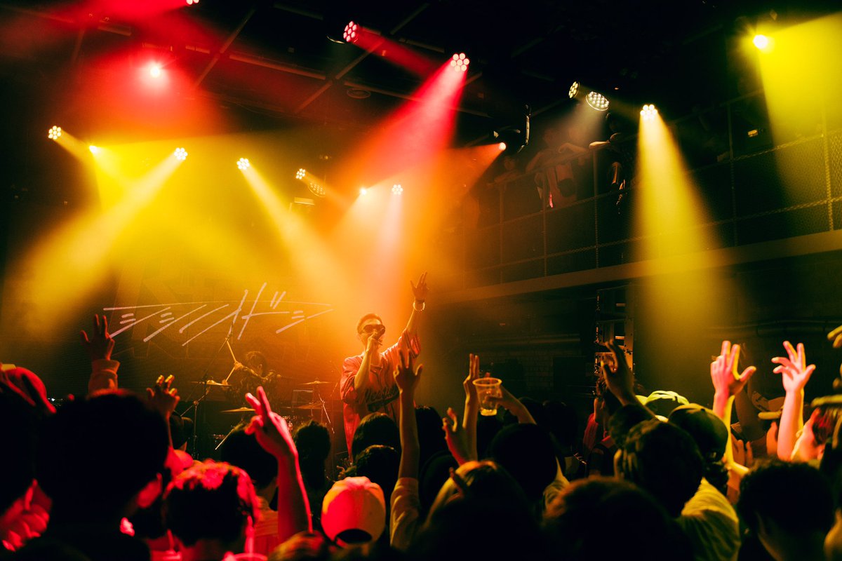 shishinoodoshi's tweet photo. 6/2 代官山SPACE ODDにて開催された「R-festa NEXT」のLive Photo✌︎
会場の熱気をそのまま写真に詰めたような良い写真ばかり。
Photo by @seiyaleluia 感謝🙏

#シシノオドシ #Rfesta #rap #drums #ラップ #ドラム https://t.co/UpHFGsZYQ2