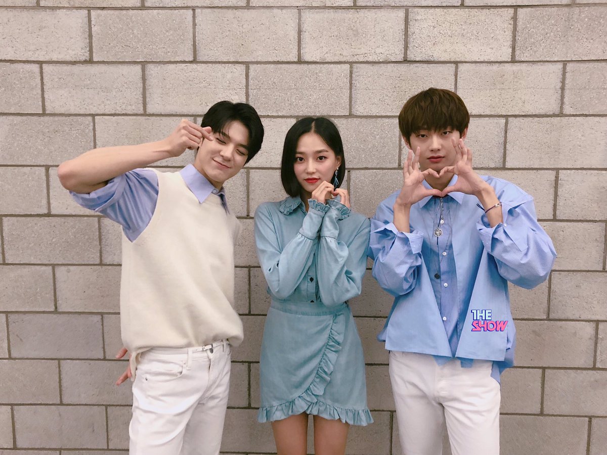 theshow_offcl's tweet photo. 이거 완전 더쇼팬들을 향한 핱투아닙니까?! 귀여워서 숨이 잘 안쉬어져용 ㅠㅅㅠ..하트 하는 것두 귀요운 #3MC 들은 잠시 후 6시 30분에 만나용
#더쇼 #젠쇼 #옌쇼 #꾹쇼 @LONGGUOofficial @NCTsmtown @CUBECLC https://t.co/OyPPf48p3d