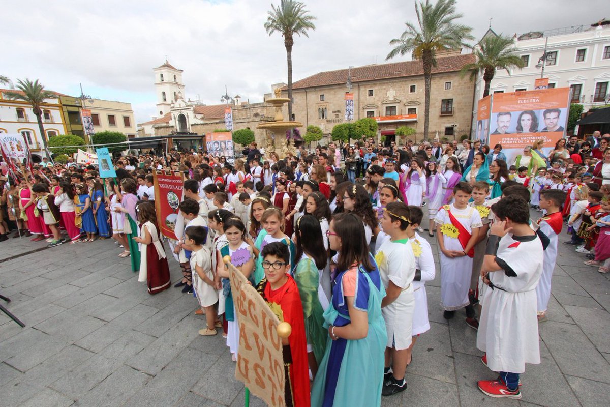 Turismo_Merida_'s tweet photo. Unos 600 alumnos de siete centros educativos participaron ayer lunes en el desfile escolar y la 'nominatio' cerrando las actividades de #IXEmeritaLvdica 😍 https://t.co/xLKI4EoL64